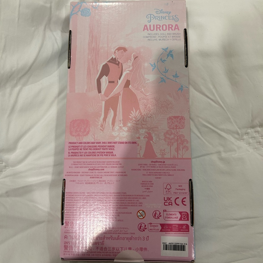 Disney Princess Aurora Classic Doll from Sleeping Beauty, Molded Brush - Picture 7 of 7